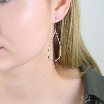 Srebrne kolczyki wiszące w kształcie łezki. Delikatne kolczyki wykonane z najwyższej jakości srebrna próby 925 wyglądają bardzo elegancko. Kolczyki w minimalistycznym stylus (1).JPG