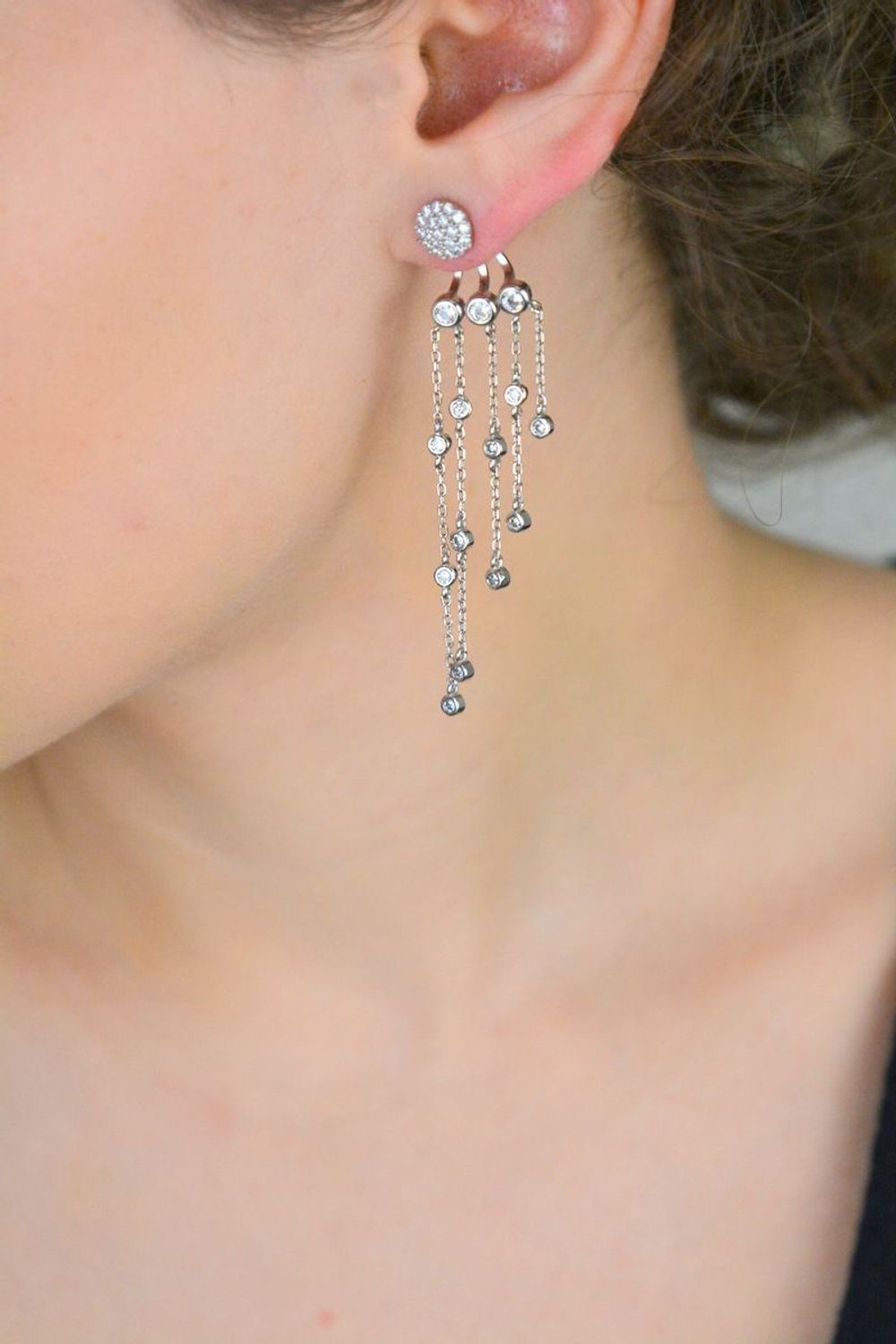 Srebrne kolczyki z wiszącymi cyrkoniami  Za ucho  925  7 cm DIA-KLC-8301-925 Okrągłe kolczyki ze srebra próby 925 zakładane za ucho, z eleganckimi wiszącymi białymi cyrkoniami. Długość 7 cm, 1.jpg