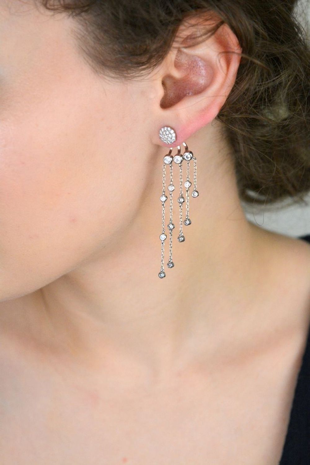 Srebrne kolczyki z wiszącymi cyrkoniami  Za ucho  925  7 cm DIA-KLC-8301-925 Okrągłe kolczyki ze srebra próby 925 zakładane za ucho, z eleganckimi wiszącymi białymi cyrkoniami. Długość 7 cm, 1.jpg