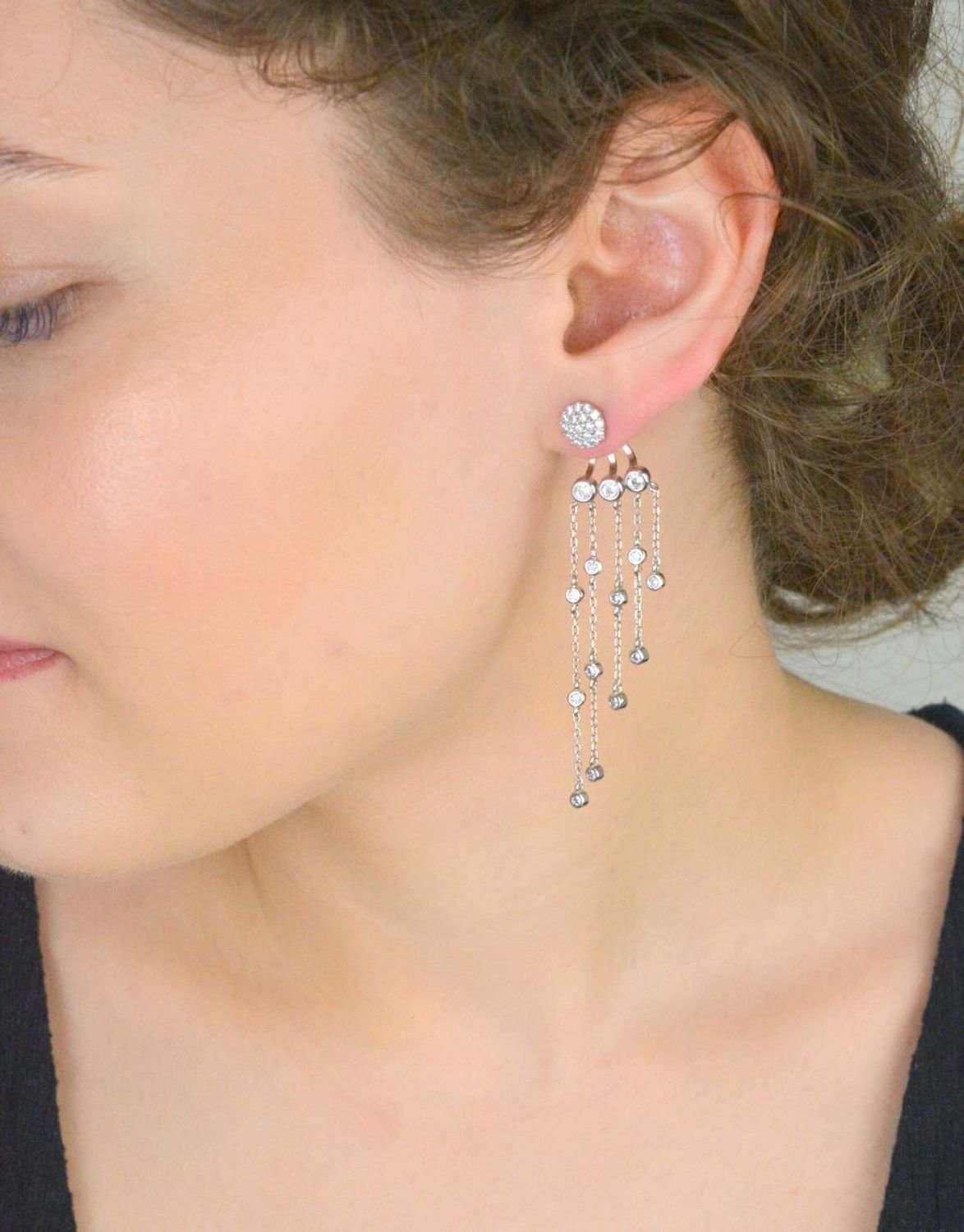 Srebrne kolczyki z wiszącymi cyrkoniami  Za ucho  925  7 cm DIA-KLC-8301-925 Okrągłe kolczyki ze srebra próby 925 zakładane za ucho, z eleganckimi wiszącymi białymi cyrkoniami. Długość 7 cm, 1.jpg