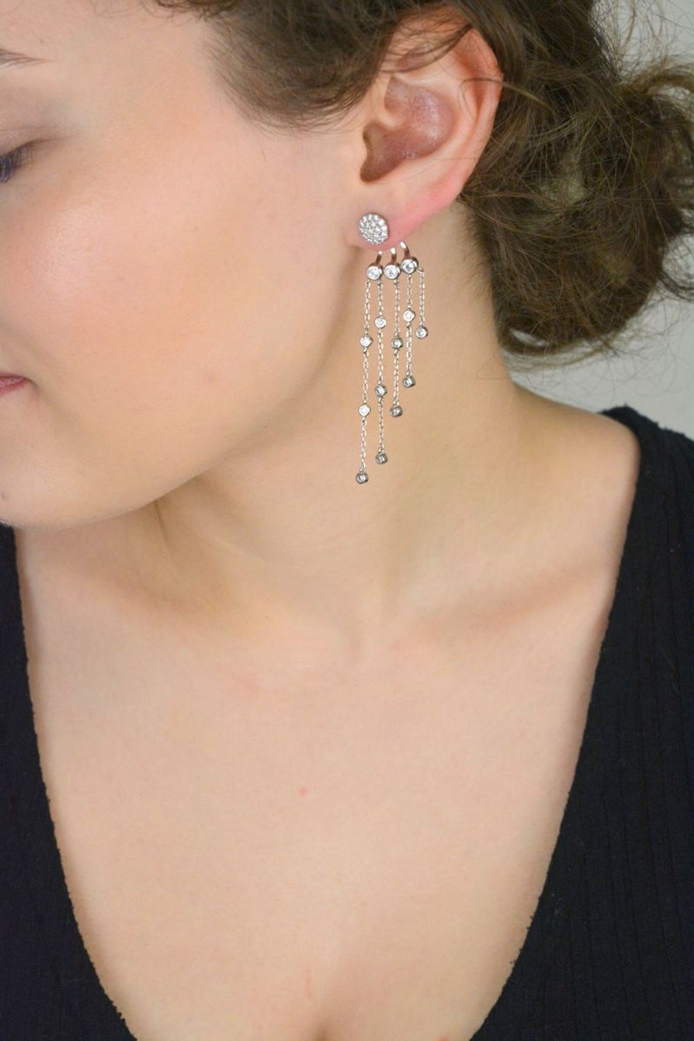 Srebrne kolczyki z wiszącymi cyrkoniami  Za ucho  925  7 cm DIA-KLC-8301-925 Okrągłe kolczyki ze srebra próby 925 zakładane za ucho, z eleganckimi wiszącymi białymi cyrkoniami. Długość 7 cm, 1.jpg