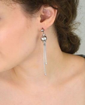 Efektowne kolczyki srebrne 925 z kulkami i wiszącymi łańcuszkami. Długość 9 cm, waga 10,48 g, zapięcie na sztyft. Idealne na wieczór i specjalne okazje (1).JPG