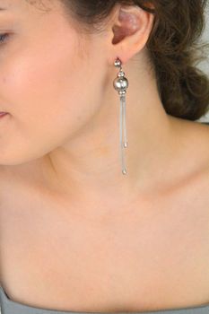 Efektowne kolczyki srebrne 925 z kulkami i wiszącymi łańcuszkami. Długość 9 cm, waga 10,48 g, zapięcie na sztyft. Idealne na wieczór i specjalne okazje (2).JPG