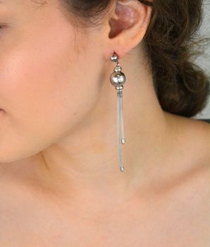 Efektowne kolczyki srebrne 925 z kulkami i wiszącymi łańcuszkami. Długość 9 cm, waga 10,48 g, zapięcie na sztyft. Idealne na wieczór i specjalne okazje (3).JPG