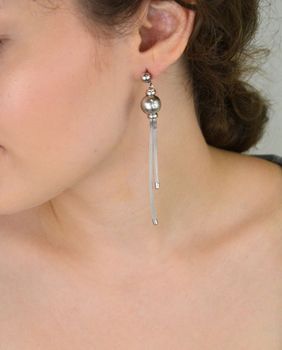 Efektowne kolczyki srebrne 925 z kulkami i wiszącymi łańcuszkami. Długość 9 cm, waga 10,48 g, zapięcie na sztyft. Idealne na wieczór i specjalne okazje (5).JPG