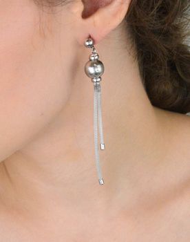 Efektowne kolczyki srebrne 925 z kulkami i wiszącymi łańcuszkami. Długość 9 cm, waga 10,48 g, zapięcie na sztyft. Idealne na wieczór i specjalne okazje (6).JPG