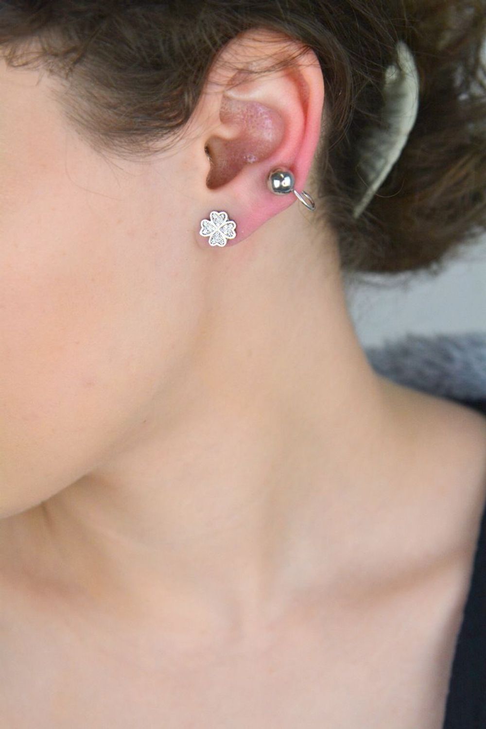 Srebrne nausznice 925 z koniczynkami i cyrkoniami  DIA-KLC-8306-925 Eleganckie nausznice ze srebra próby 925 z błyszczącymi cyrkoniami i motywem koniczynki. Długość 3 cm, waga 4,80 g. Stylowe 1.jpg