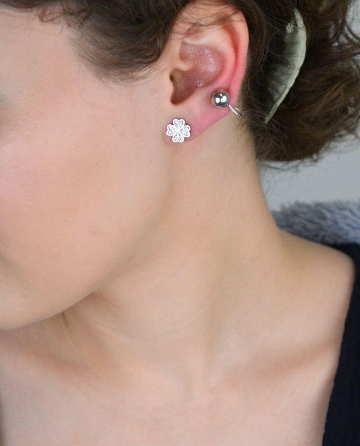 Srebrne nausznice 925 z koniczynkami i cyrkoniami  DIA-KLC-8306-925 Eleganckie nausznice ze srebra próby 925 z błyszczącymi cyrkoniami i motywem koniczynki. Długość 3 cm, waga 4,80 g. Stylowe 1.jpg