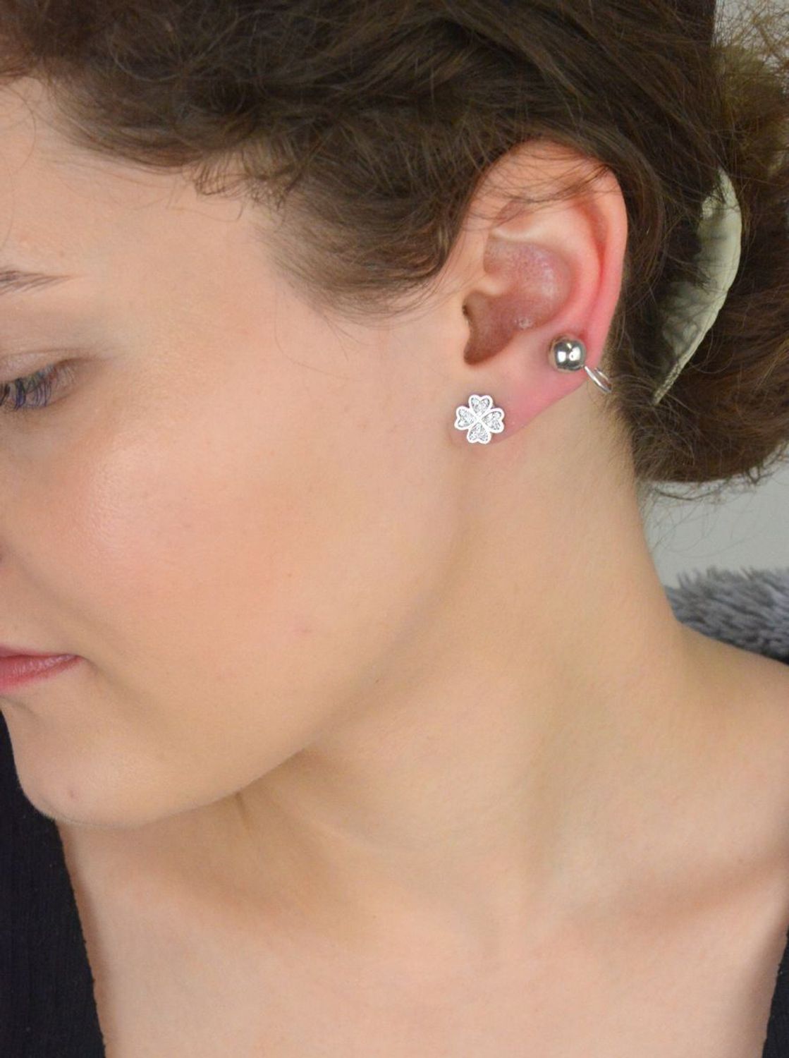 Srebrne nausznice 925 z koniczynkami i cyrkoniami  DIA-KLC-8306-925 Eleganckie nausznice ze srebra próby 925 z błyszczącymi cyrkoniami i motywem koniczynki. Długość 3 cm, waga 4,80 g. Stylowe 1.jpg