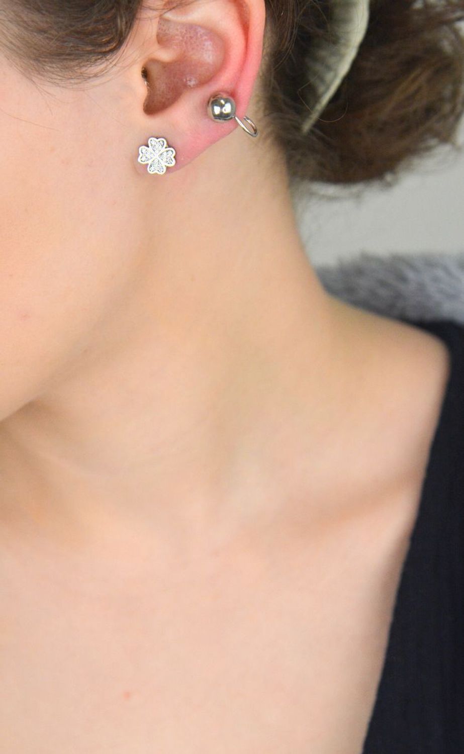 Srebrne nausznice 925 z koniczynkami i cyrkoniami  DIA-KLC-8306-925 Eleganckie nausznice ze srebra próby 925 z błyszczącymi cyrkoniami i motywem koniczynki. Długość 3 cm, waga 4,80 g. Stylowe 1.jpg