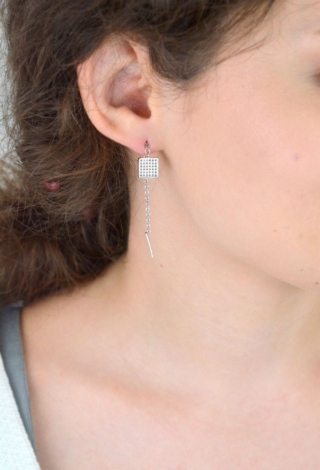 Kolczyki srebrne próby 925 DIA-KLC-8307-925 z długimi łańcuszkami i cyrkoniami. Lekkie (2,50 g), eleganckie i idealne na każdą okazję. Zobacz pełną ofertę!1.jpg