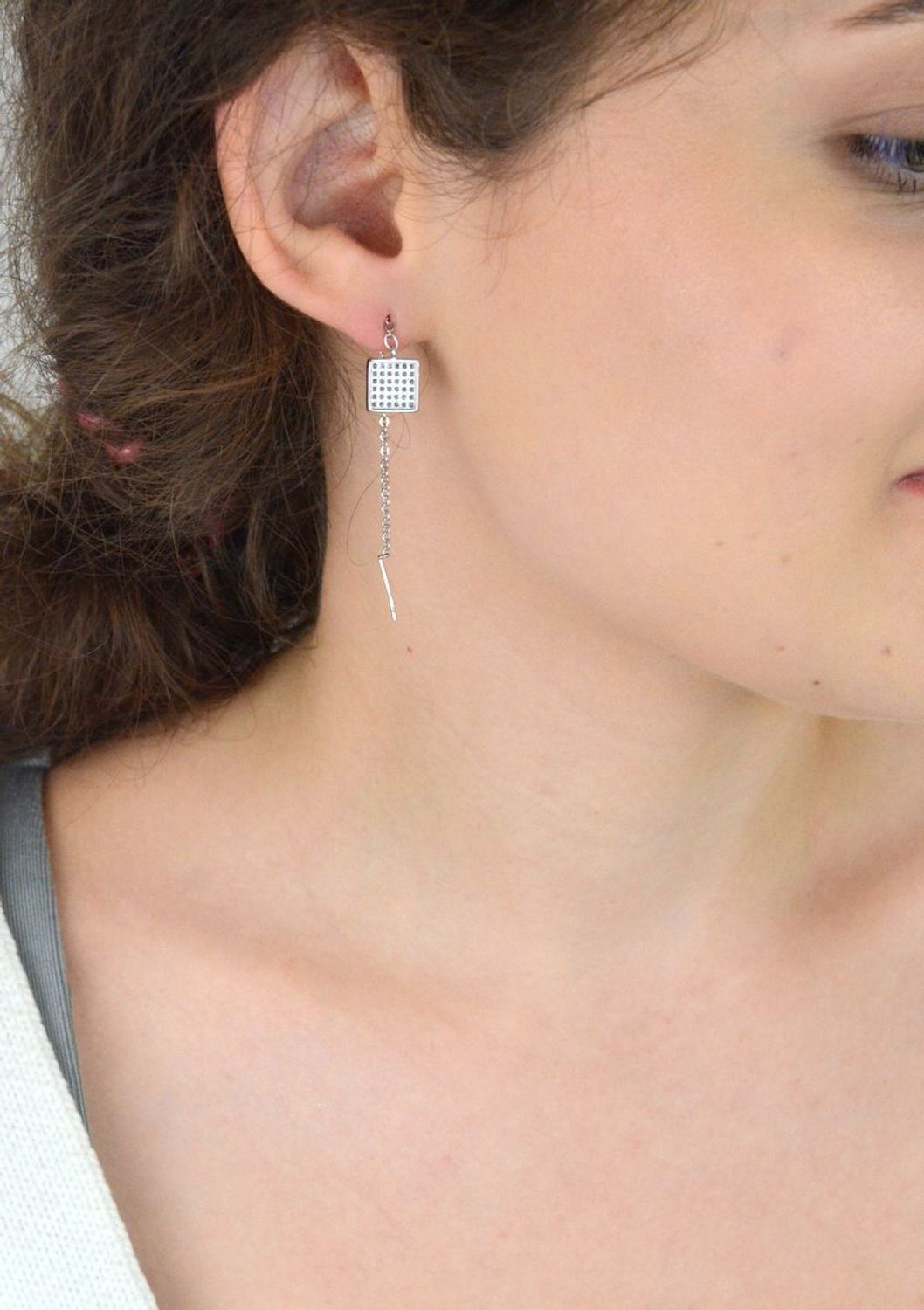 Kolczyki srebrne próby 925 DIA-KLC-8307-925 z długimi łańcuszkami i cyrkoniami. Lekkie (2,50 g), eleganckie i idealne na każdą okazję. Zobacz pełną ofertę!1.jpg