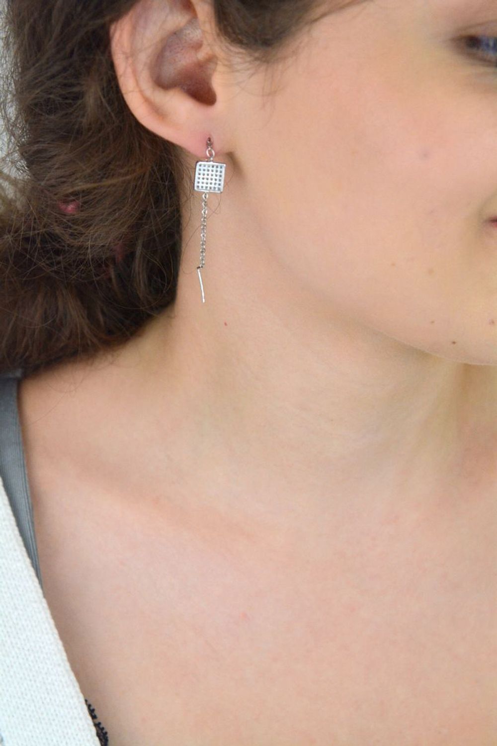 Kolczyki srebrne próby 925 DIA-KLC-8307-925 z długimi łańcuszkami i cyrkoniami. Lekkie (2,50 g), eleganckie i idealne na każdą okazję. Zobacz pełną ofertę!1.jpg