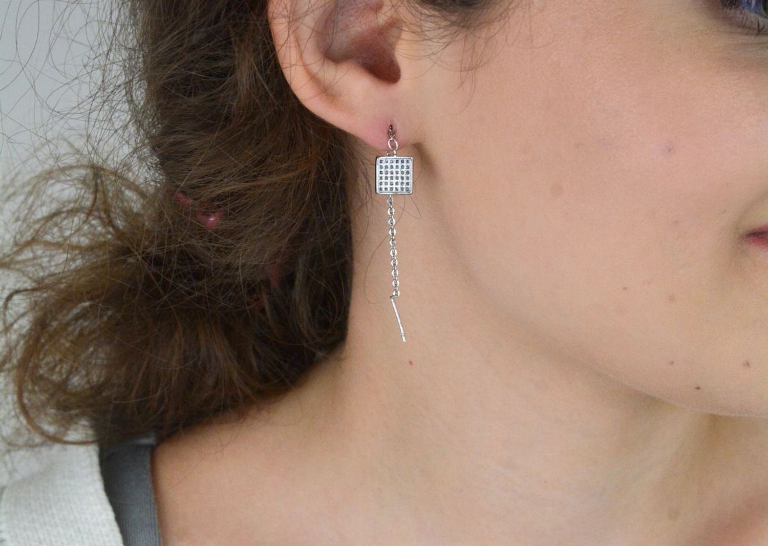 Kolczyki srebrne próby 925 DIA-KLC-8307-925 z długimi łańcuszkami i cyrkoniami. Lekkie (2,50 g), eleganckie i idealne na każdą okazję. Zobacz pełną ofertę!1.jpg