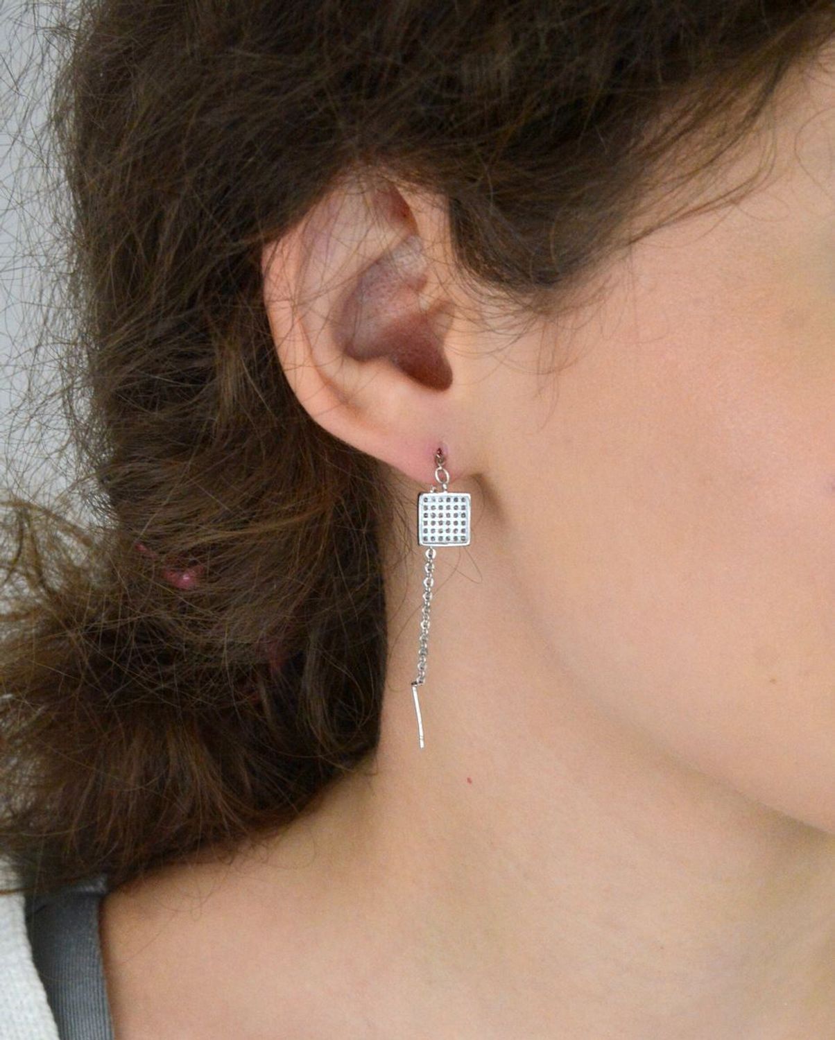 Kolczyki srebrne próby 925 DIA-KLC-8307-925 z długimi łańcuszkami i cyrkoniami. Lekkie (2,50 g), eleganckie i idealne na każdą okazję. Zobacz pełną ofertę!1.jpg