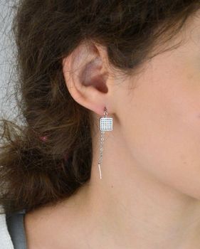 Kolczyki srebrne próby 925 DIA-KLC-8307-925 z długimi łańcuszkami i cyrkoniami. Lekkie (2,50 g), eleganckie i idealne na każdą okazję. Zobacz pełną ofertę! (5).JPG