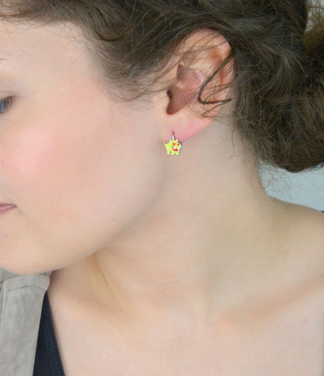 Urocze kolczyki dziecięce w kształcie hipciów, wykonane ze srebra próby 925, zdobione kolorową emalią. Wygodne zapięcie angielskie. Waga 1,40 g, długość i szerokość po 1 cm. Model DIA-KLC-8309-9.jpg