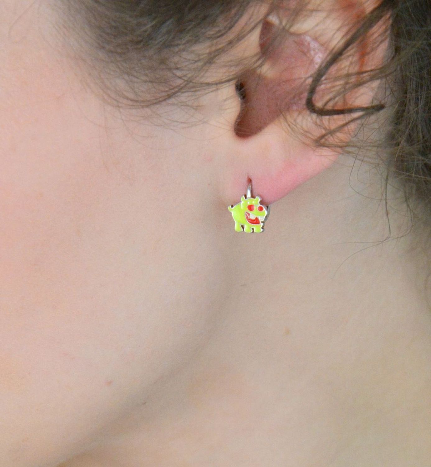 Urocze kolczyki dziecięce w kształcie hipciów, wykonane ze srebra próby 925, zdobione kolorową emalią. Wygodne zapięcie angielskie. Waga 1,40 g, długość i szerokość po 1 cm. Model DIA-KLC-8309-9.jpg