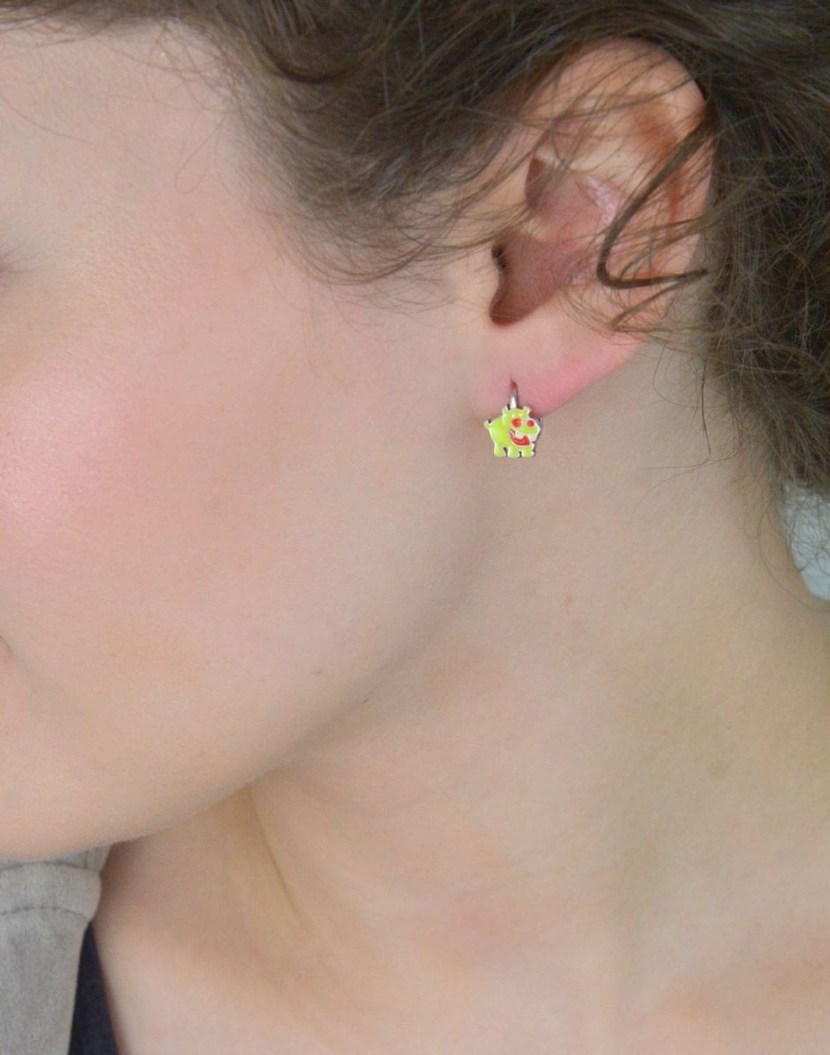 Urocze kolczyki dziecięce w kształcie hipciów, wykonane ze srebra próby 925, zdobione kolorową emalią. Wygodne zapięcie angielskie. Waga 1,40 g, długość i szerokość po 1 cm. Model DIA-KLC-8309-9.jpg