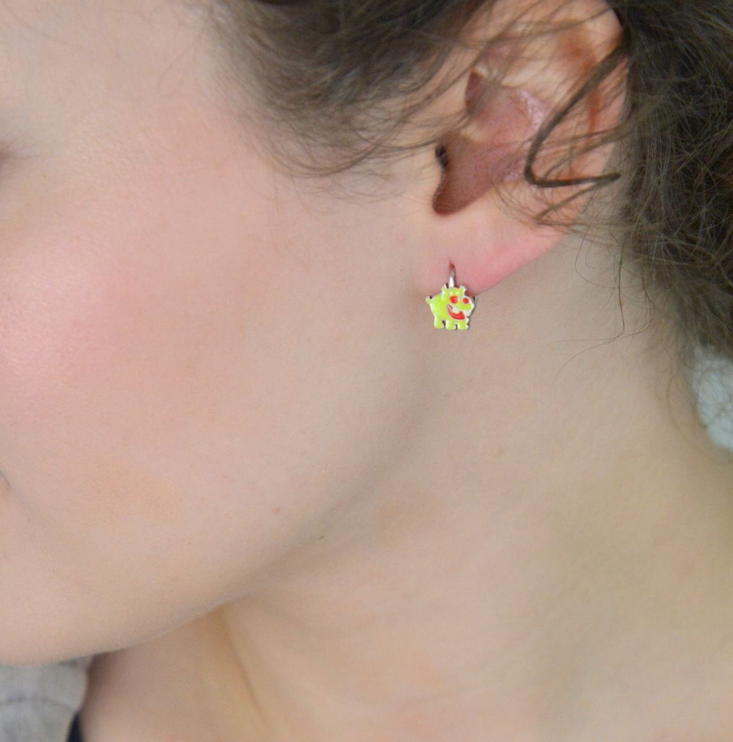 Urocze kolczyki dziecięce w kształcie hipciów, wykonane ze srebra próby 925, zdobione kolorową emalią. Wygodne zapięcie angielskie. Waga 1,40 g, długość i szerokość po 1 cm. Model DIA-KLC-8309-9.jpg