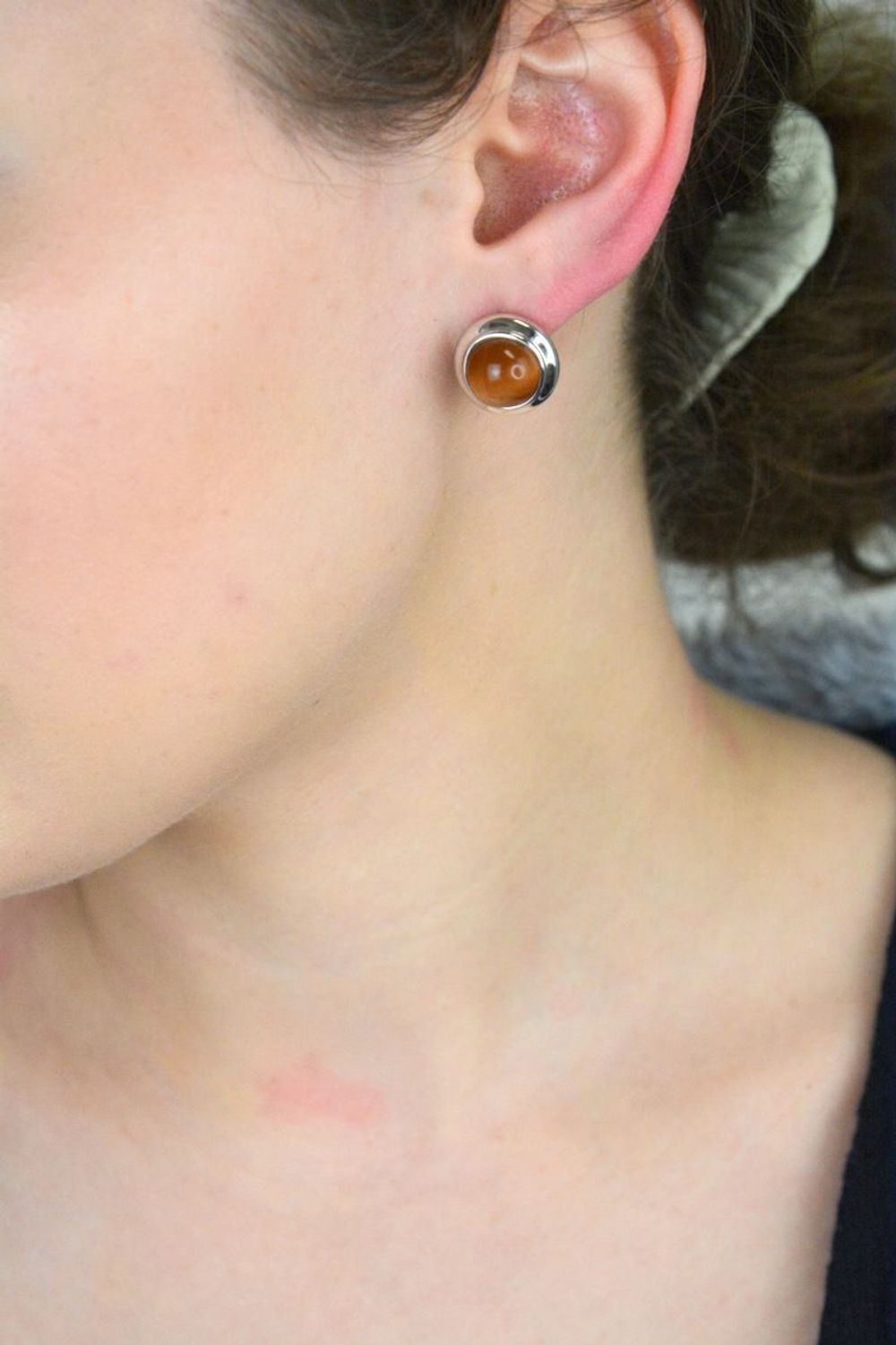 Srebrne kolczyki pr. 925 z brązowym okrągłym kamieniem DIA-KLC-8311-925 Okrągłe srebrne kolczyki próby 925 z dużym brązowym kamieniem syntetycznym. Średnica 1,5 cm, waga 7,71 g, z wygodnym 1.jpg