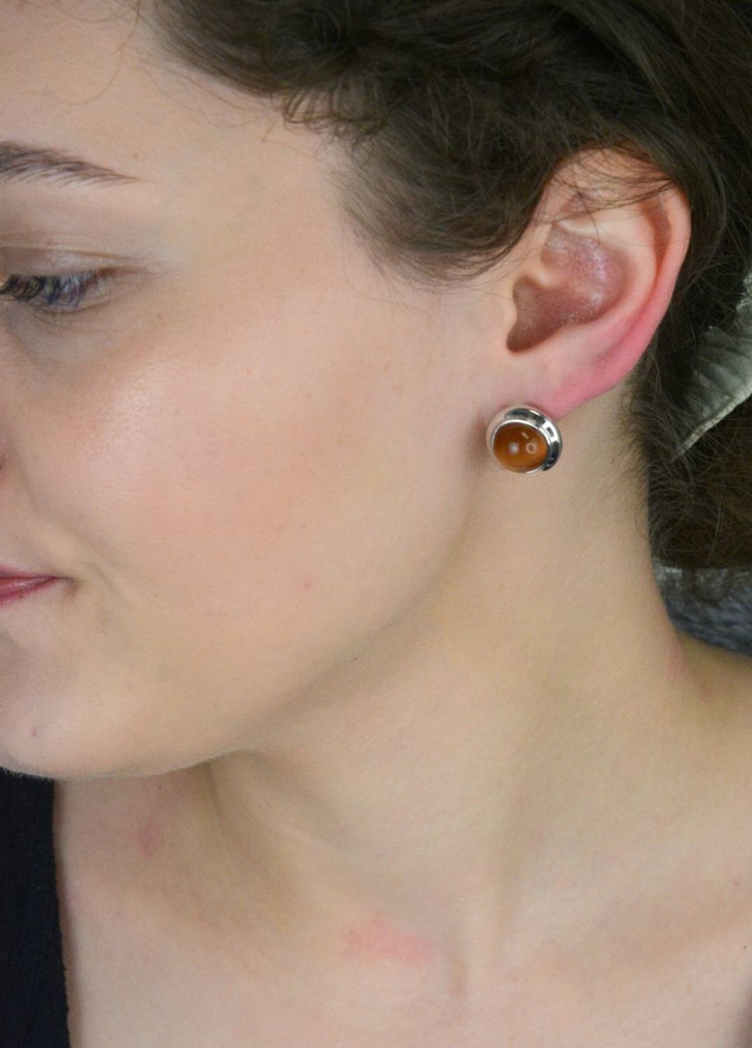 Srebrne kolczyki pr. 925 z brązowym okrągłym kamieniem DIA-KLC-8311-925 Okrągłe srebrne kolczyki próby 925 z dużym brązowym kamieniem syntetycznym. Średnica 1,5 cm, waga 7,71 g, z wygodnym 1.jpg