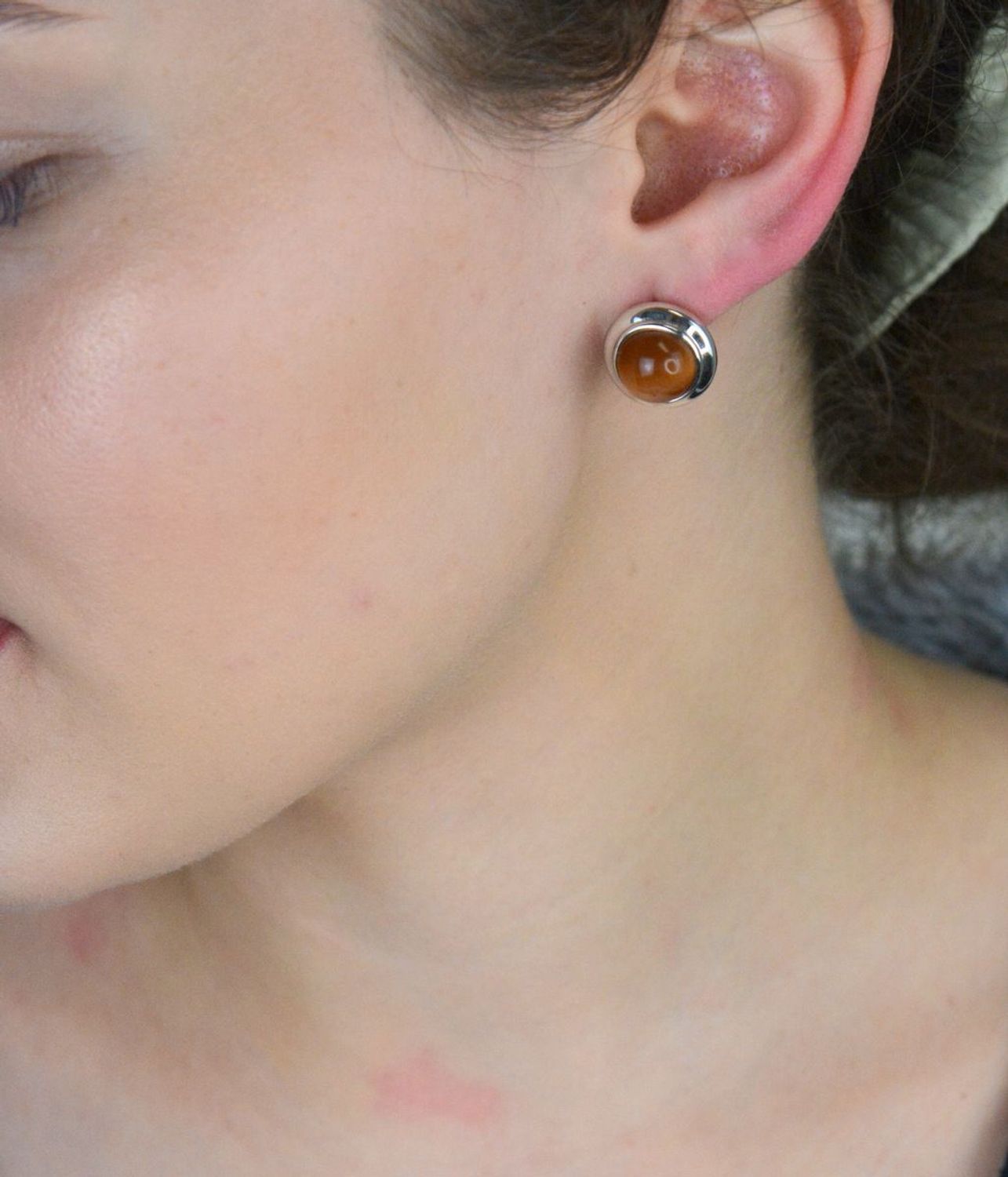 Srebrne kolczyki pr. 925 z brązowym okrągłym kamieniem DIA-KLC-8311-925 Okrągłe srebrne kolczyki próby 925 z dużym brązowym kamieniem syntetycznym. Średnica 1,5 cm, waga 7,71 g, z wygodnym 1.jpg