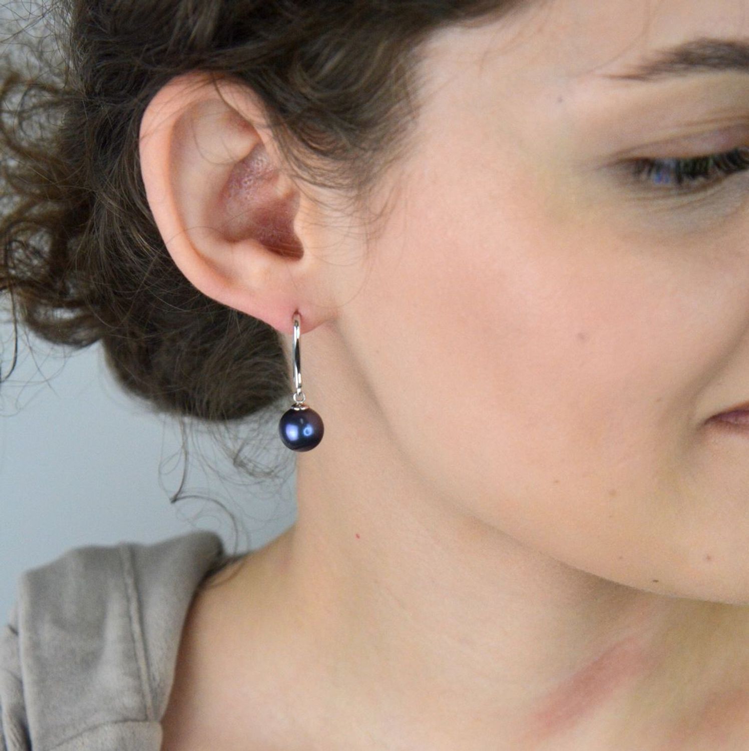 Kolczyki srebrne 925 damskie DIA-KLC-8316-925, perłopławy granat, długość 3,0 cm, szerokość 8 mm, zapięcie bigiel angielski, waga 4,60 g. Eleganckie i trwałe.1.jpg