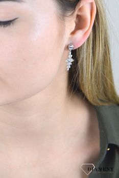 Srebrne kolczyki wiszące ozdobione cyrkonią . Delikatne kolczyki wykonane z najwyższej jakości srebrna próby 925 wyglądają bardzo elegancko (1).JPG