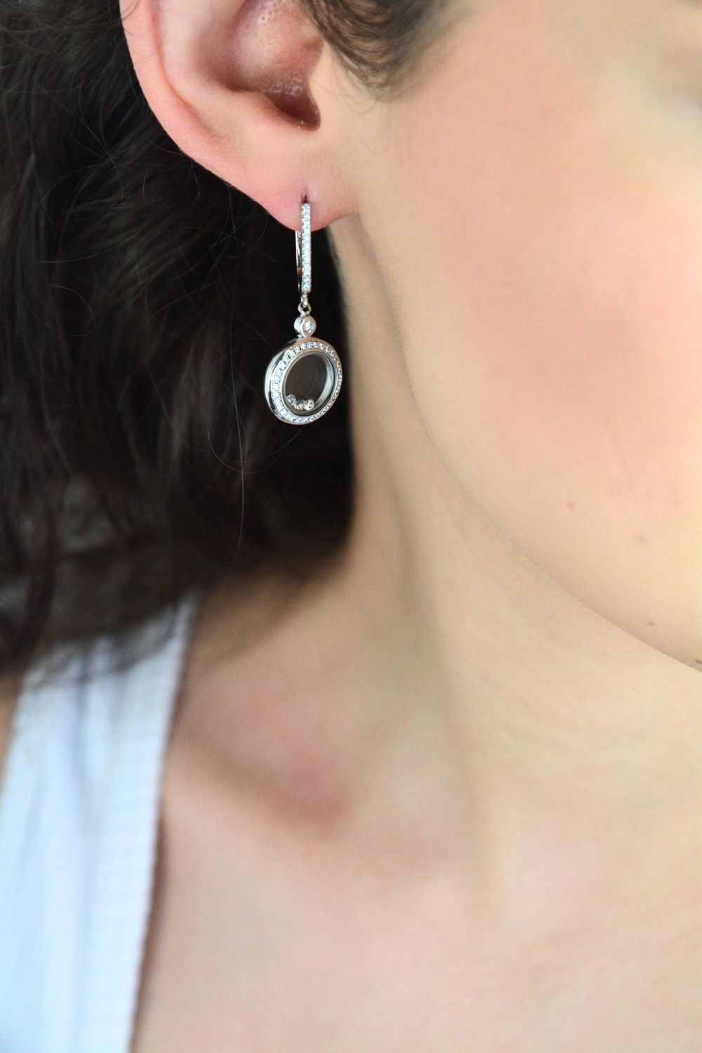 Srebrne kolczyki kółeczka z cyrkoniami próby 925. Długość 3,5 cm, waga 8,30 g, zapięcie angielskie. Stylowy blask na każdą okazję.1.jpg