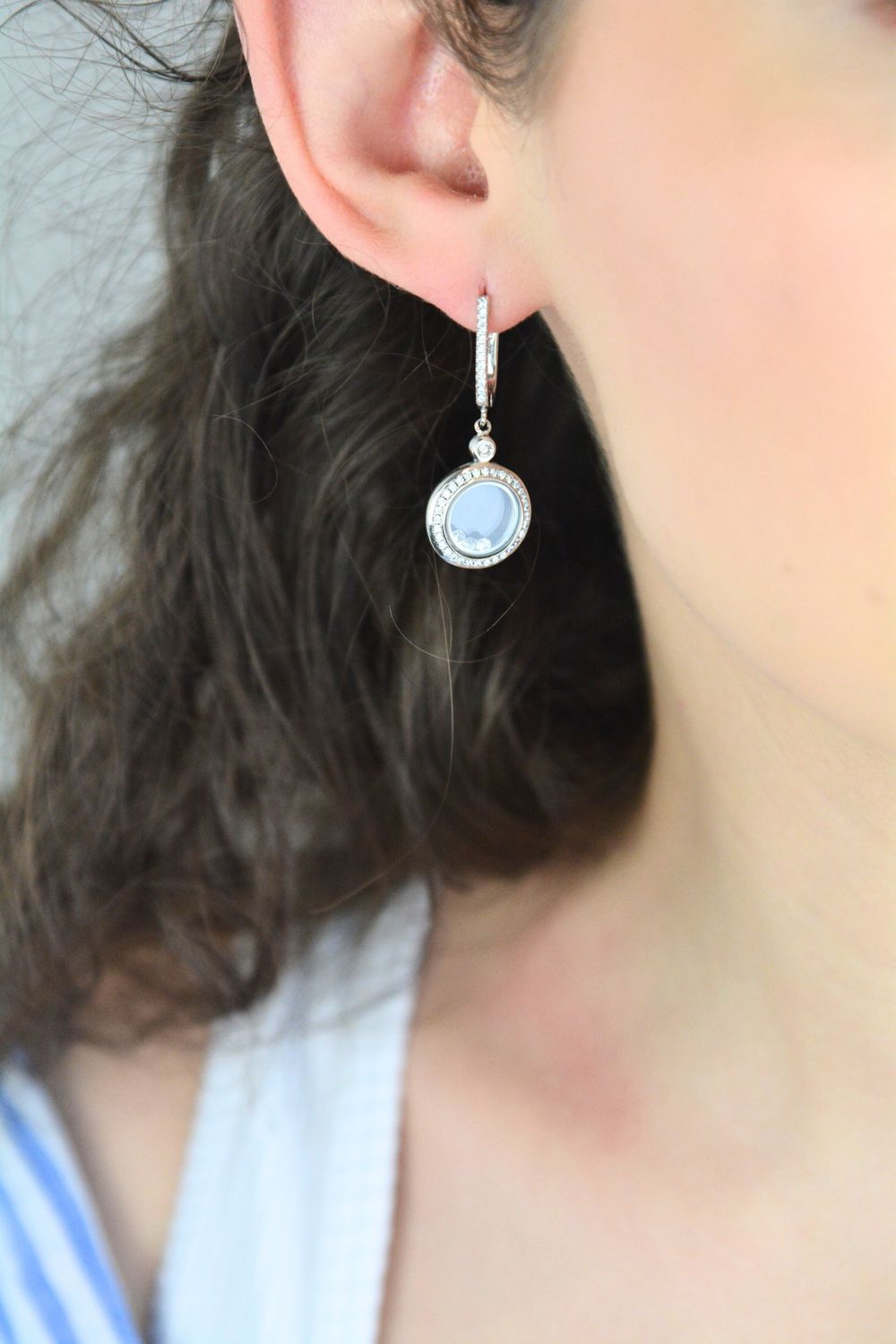 Srebrne kolczyki kółeczka z cyrkoniami próby 925. Długość 3,5 cm, waga 8,30 g, zapięcie angielskie. Stylowy blask na każdą okazję.1.jpg