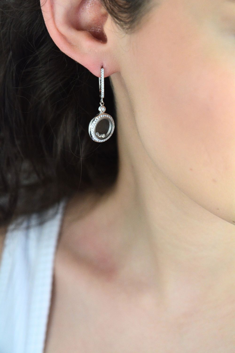 Srebrne kolczyki kółeczka z cyrkoniami próby 925. Długość 3,5 cm, waga 8,30 g, zapięcie angielskie. Stylowy blask na każdą okazję.1.jpg