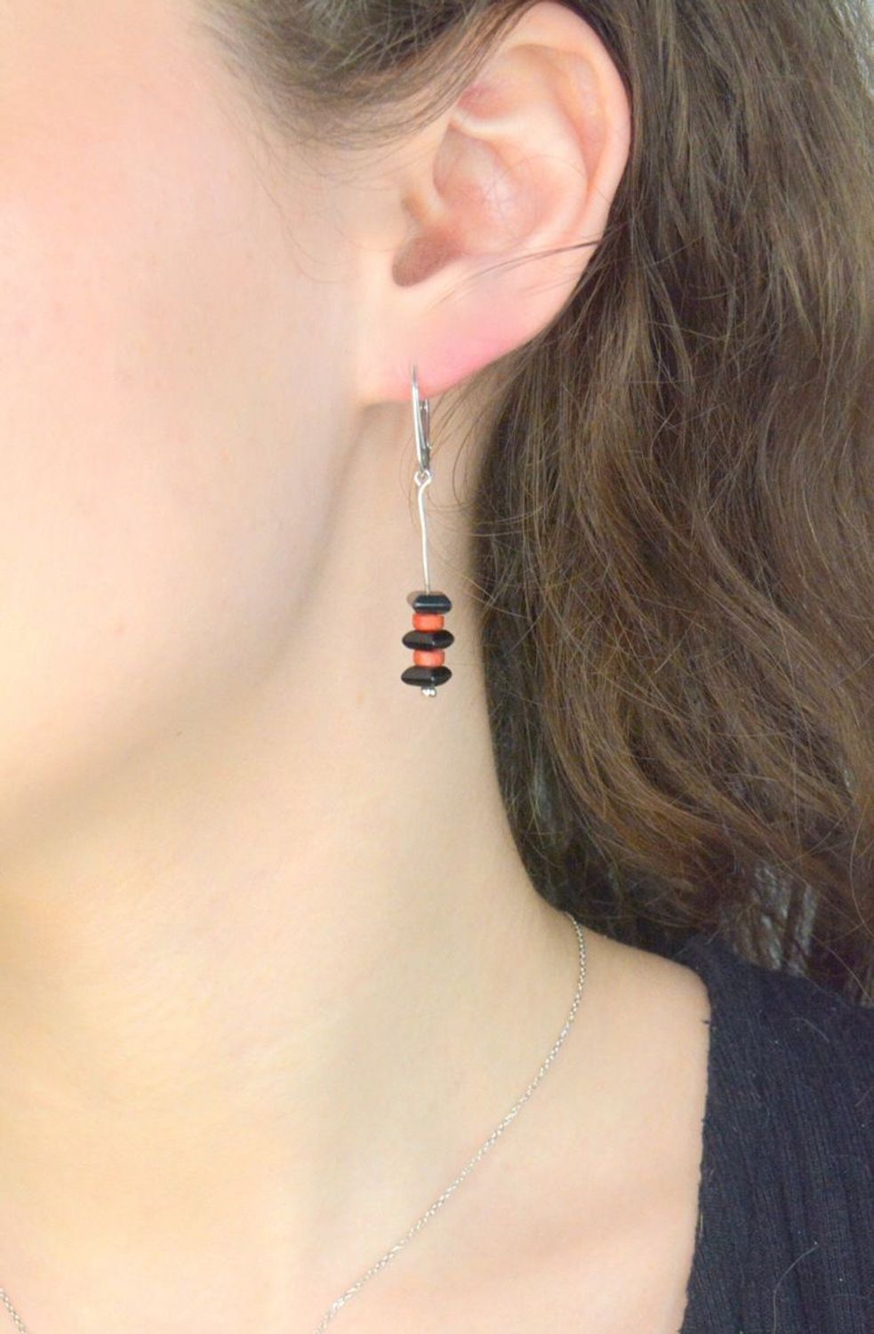 Srebrne kolczyki damskie 925 wiszące z onyksem i koralem DIA-KLC-8321-925. Srebrne kolczyki damskie. Kolczyki srebrne z kamieniami. Kolczyki srebrne damskie na prezent. Kolczyki srebrne z onyksem i koralem.1.jpg