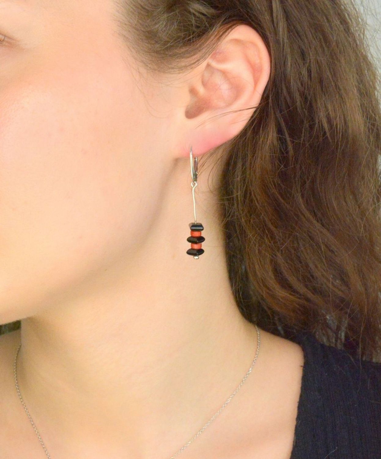 Srebrne kolczyki damskie 925 wiszące z onyksem i koralem DIA-KLC-8321-925. Srebrne kolczyki damskie. Kolczyki srebrne z kamieniami. Kolczyki srebrne damskie na prezent. Kolczyki srebrne z onyksem i koralem.1.jpg