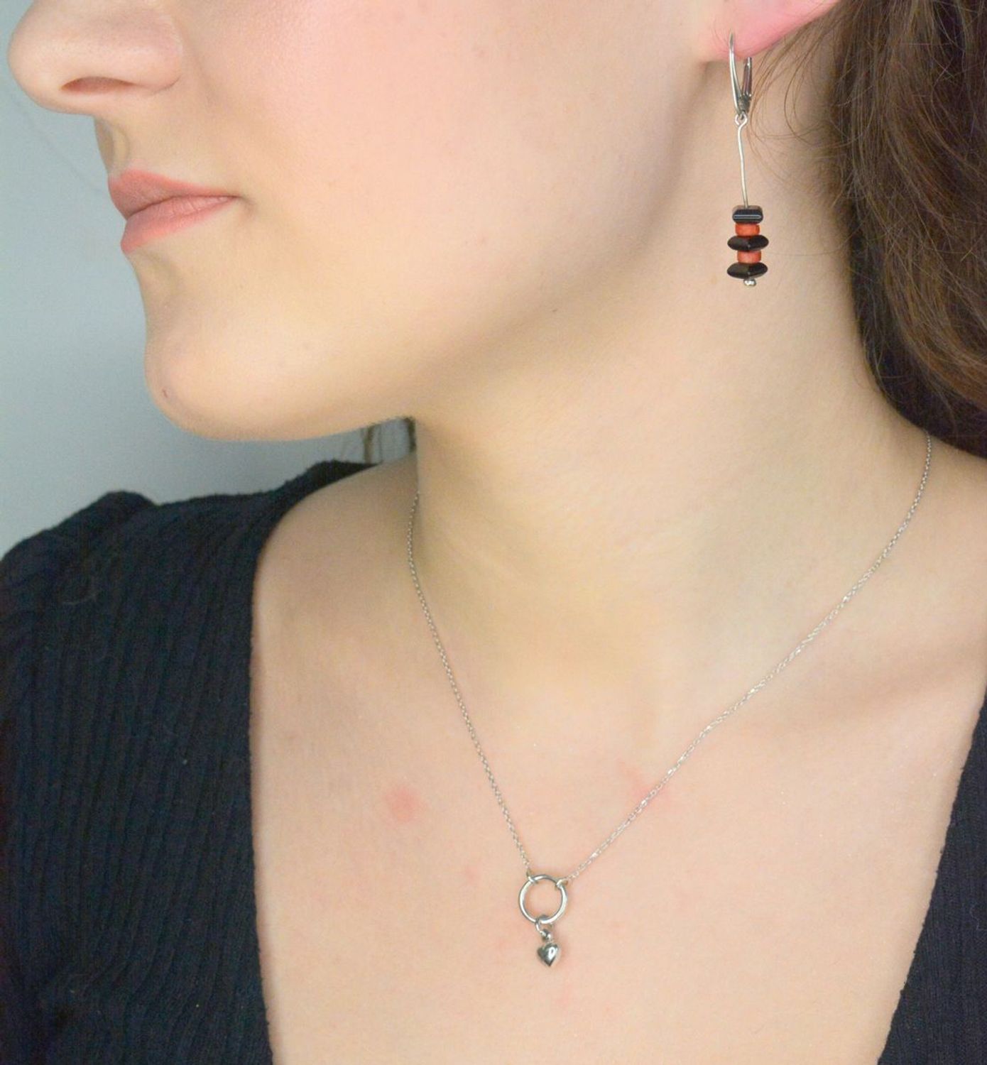 Srebrne kolczyki damskie 925 wiszące z onyksem i koralem DIA-KLC-8321-925. Srebrne kolczyki damskie. Kolczyki srebrne z kamieniami. Kolczyki srebrne damskie na prezent. Kolczyki srebrne z onyksem i koralem.1.jpg