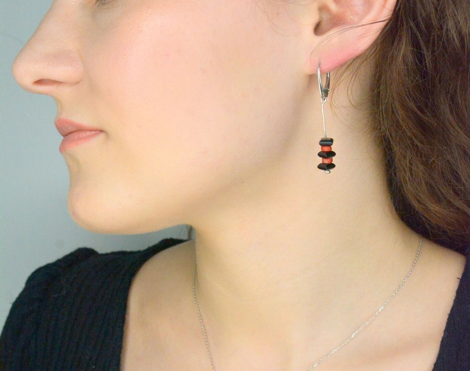 Srebrne kolczyki damskie 925 wiszące z onyksem i koralem DIA-KLC-8321-925. Srebrne kolczyki damskie. Kolczyki srebrne z kamieniami. Kolczyki srebrne damskie na prezent. Kolczyki srebrne z onyksem i koralem.1.jpg