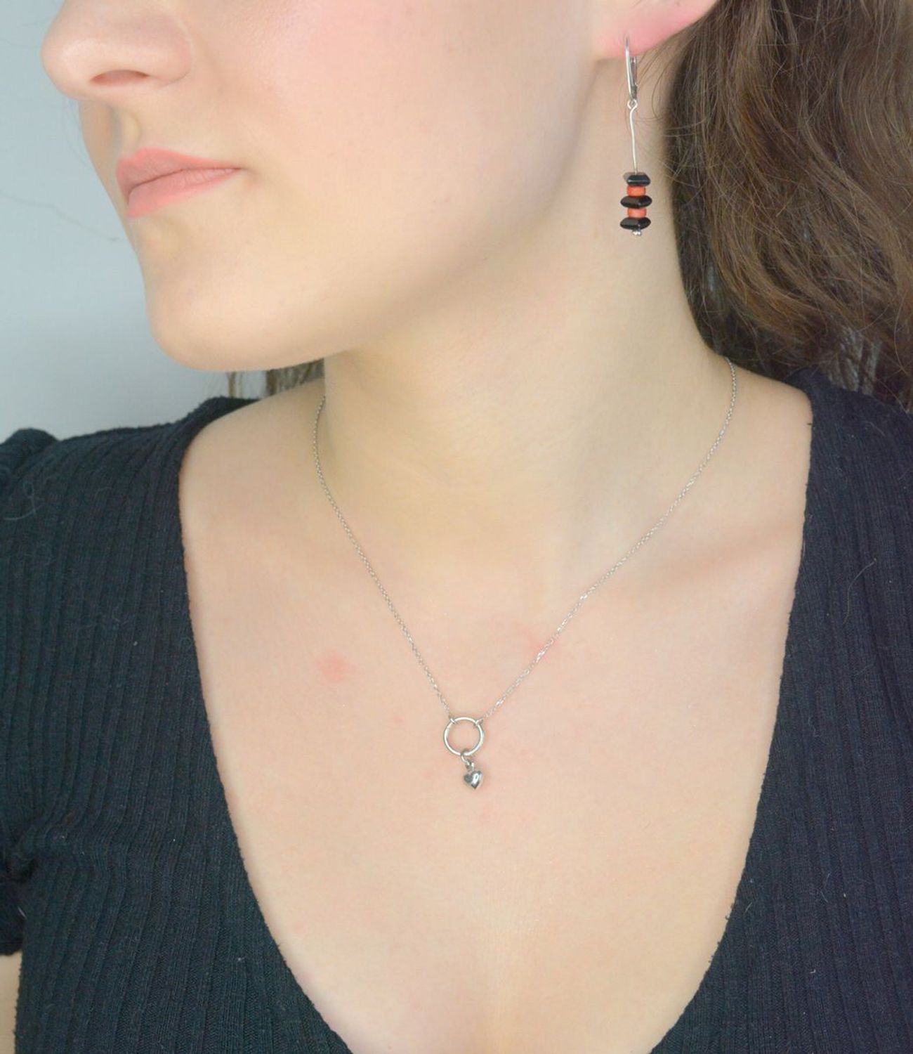 Srebrne kolczyki damskie 925 wiszące z onyksem i koralem DIA-KLC-8321-925. Srebrne kolczyki damskie. Kolczyki srebrne z kamieniami. Kolczyki srebrne damskie na prezent. Kolczyki srebrne z onyksem i koralem.1.jpg