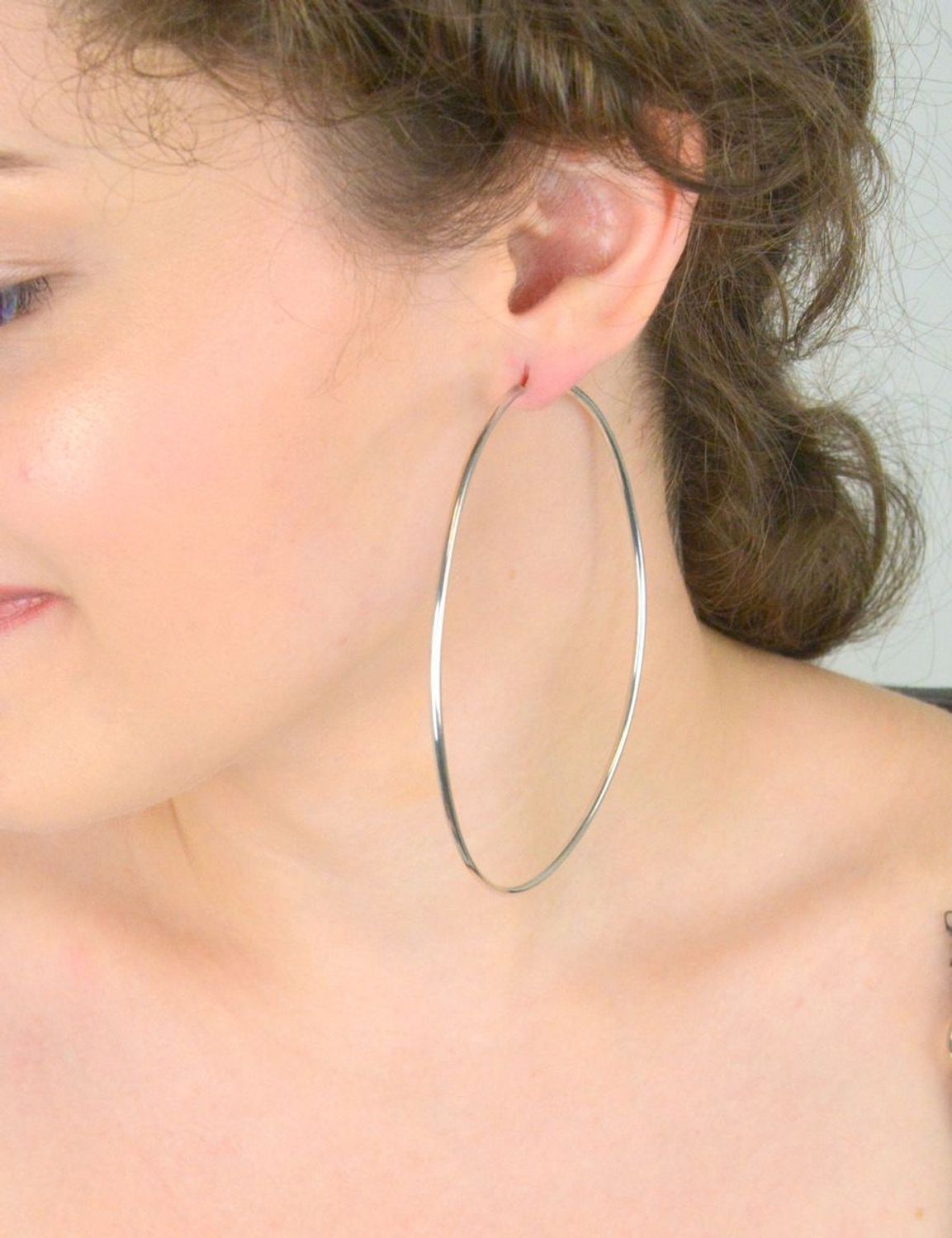 Kolczyki srebrne 925 w formie dużych kół, obwód 27 cm, szerokość 2 mm, waga 9,85 g. Model DIA-KLC-8510-925. Klasyczne zapięcie szarnir. Efektowny styl.11.jpg