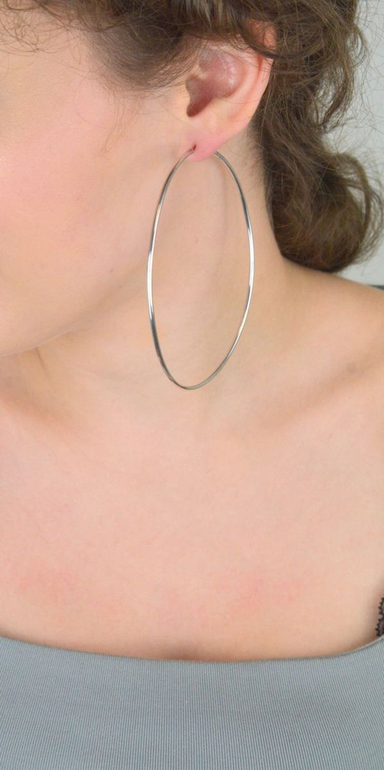 Kolczyki srebrne 925 w formie dużych kół, obwód 27 cm, szerokość 2 mm, waga 9,85 g. Model DIA-KLC-8510-925. Klasyczne zapięcie szarnir. Efektowny styl.11.jpg