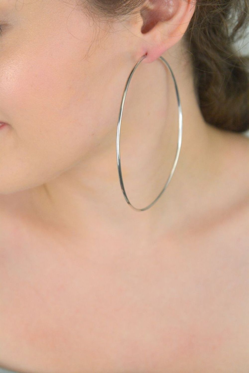 Kolczyki srebrne 925 w formie dużych kół, obwód 27 cm, szerokość 2 mm, waga 9,85 g. Model DIA-KLC-8510-925. Klasyczne zapięcie szarnir. Efektowny styl.11.jpg