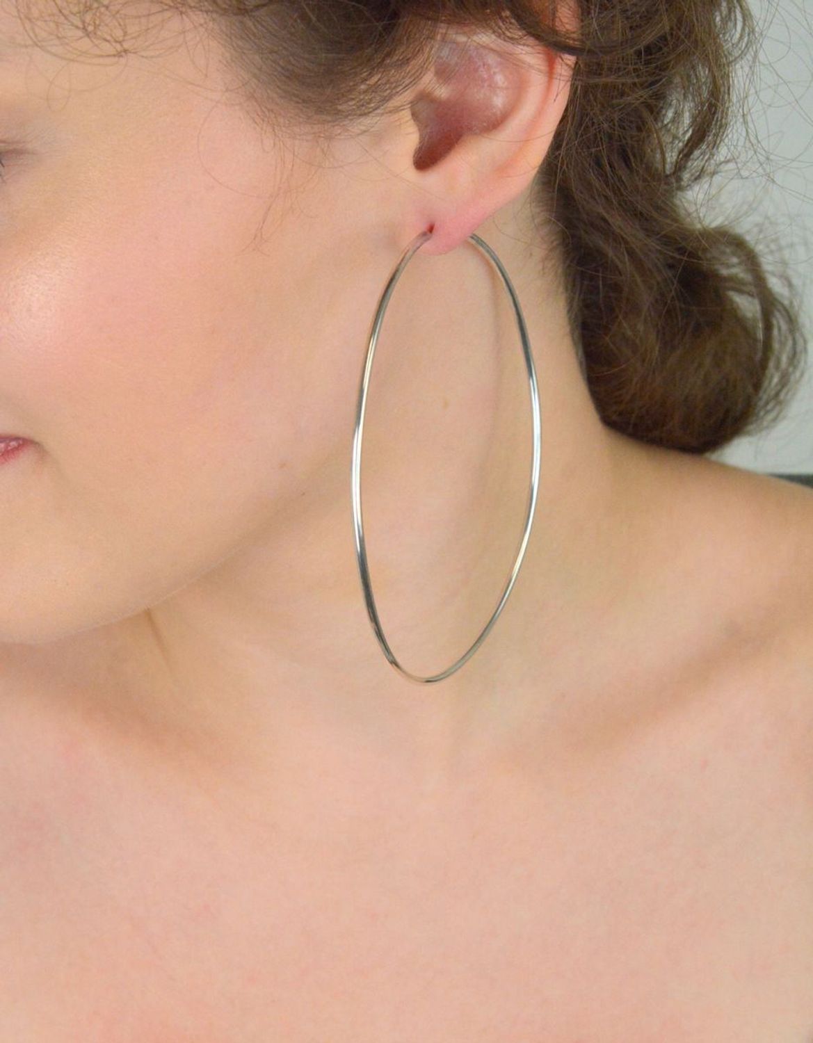 Kolczyki srebrne 925 w formie dużych kół, obwód 27 cm, szerokość 2 mm, waga 9,85 g. Model DIA-KLC-8510-925. Klasyczne zapięcie szarnir. Efektowny styl.11.jpg