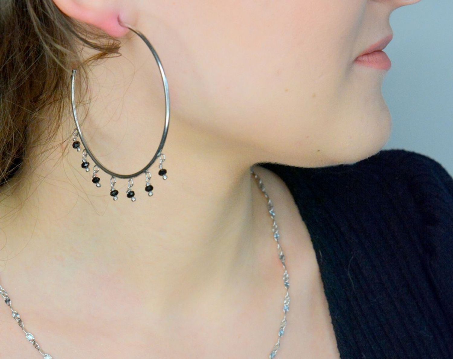 Srebrne kolczyki koła damskie 925 z czarnymi koralikami 6 cm. Kolczyki koła klasyczne o gładkiej powierzchni z zawieszkami w formie czarnych koralików. Kolczyki duże koła. 1.jpg