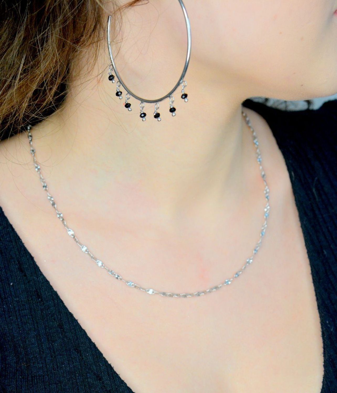 Srebrne kolczyki koła damskie 925 z czarnymi koralikami 6 cm. Kolczyki koła klasyczne o gładkiej powierzchni z zawieszkami w formie czarnych koralików. Kolczyki duże koła. 1.jpg