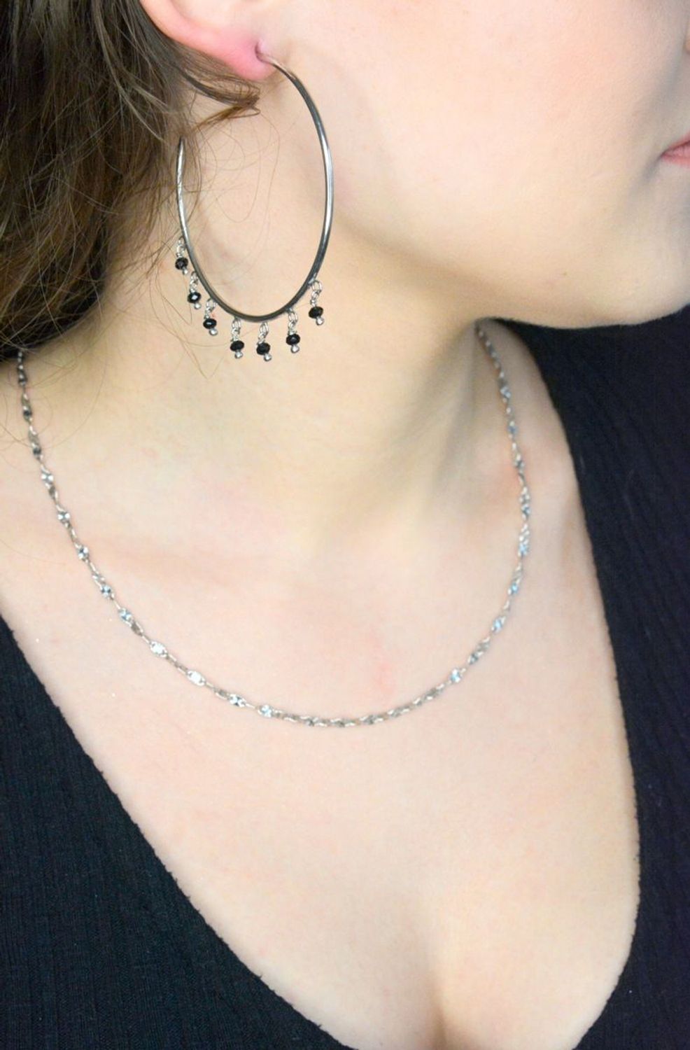 Srebrne kolczyki koła damskie 925 z czarnymi koralikami 6 cm. Kolczyki koła klasyczne o gładkiej powierzchni z zawieszkami w formie czarnych koralików. Kolczyki duże koła. 1.jpg