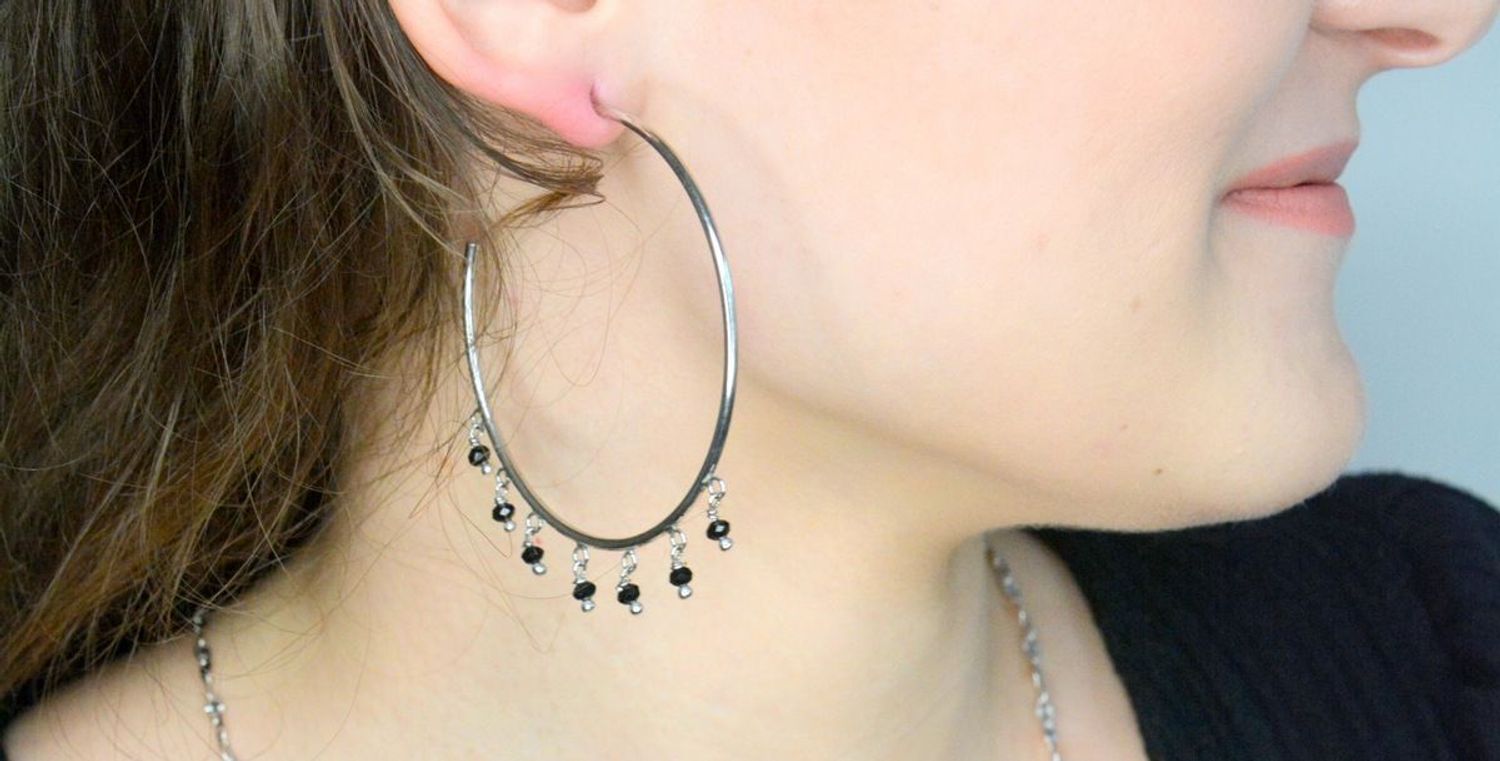 Srebrne kolczyki koła damskie 925 z czarnymi koralikami 6 cm. Kolczyki koła klasyczne o gładkiej powierzchni z zawieszkami w formie czarnych koralików. Kolczyki duże koła. 1.jpg