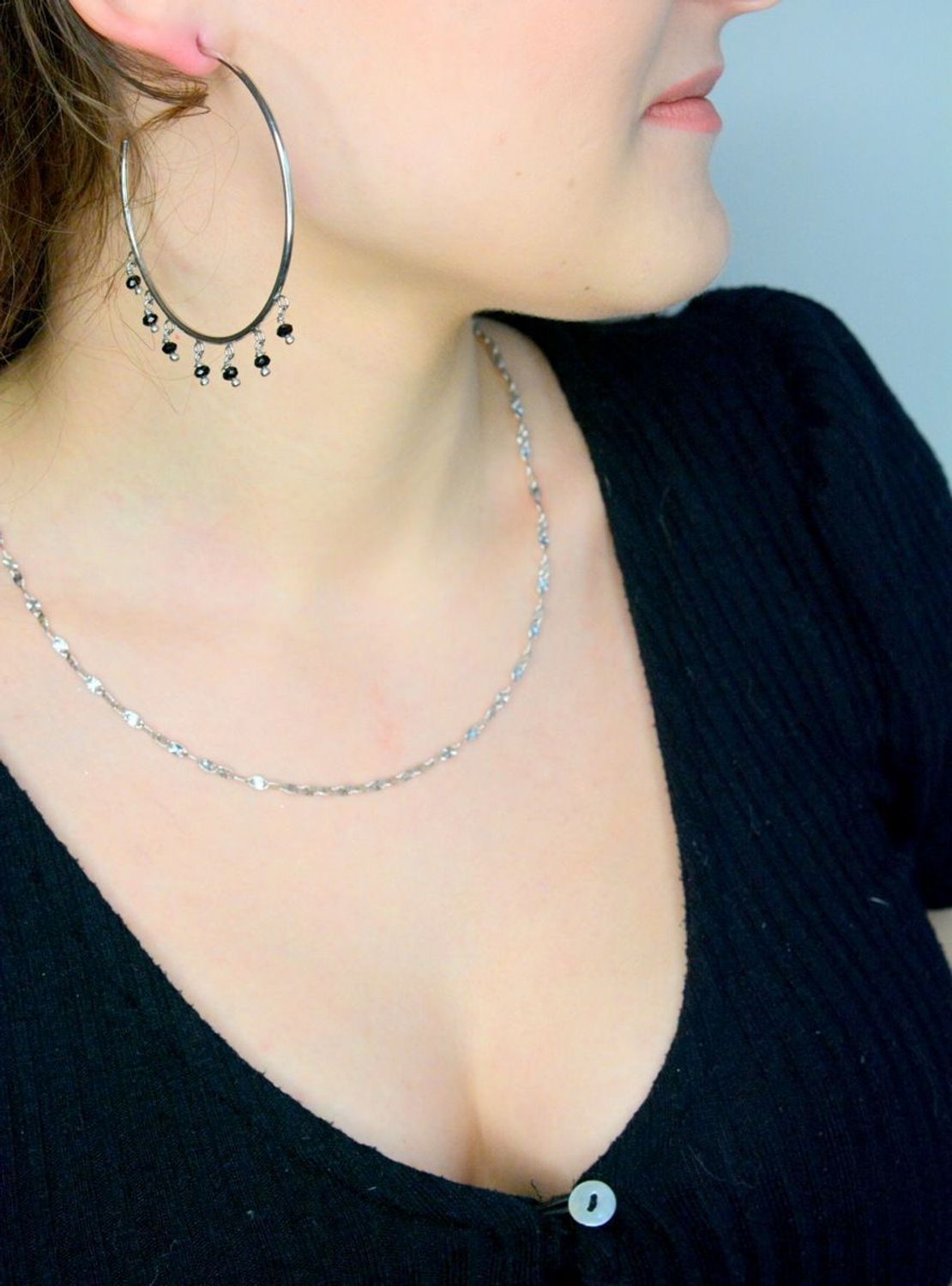 Srebrne kolczyki koła damskie 925 z czarnymi koralikami 6 cm. Kolczyki koła klasyczne o gładkiej powierzchni z zawieszkami w formie czarnych koralików. Kolczyki duże koła. 1.jpg