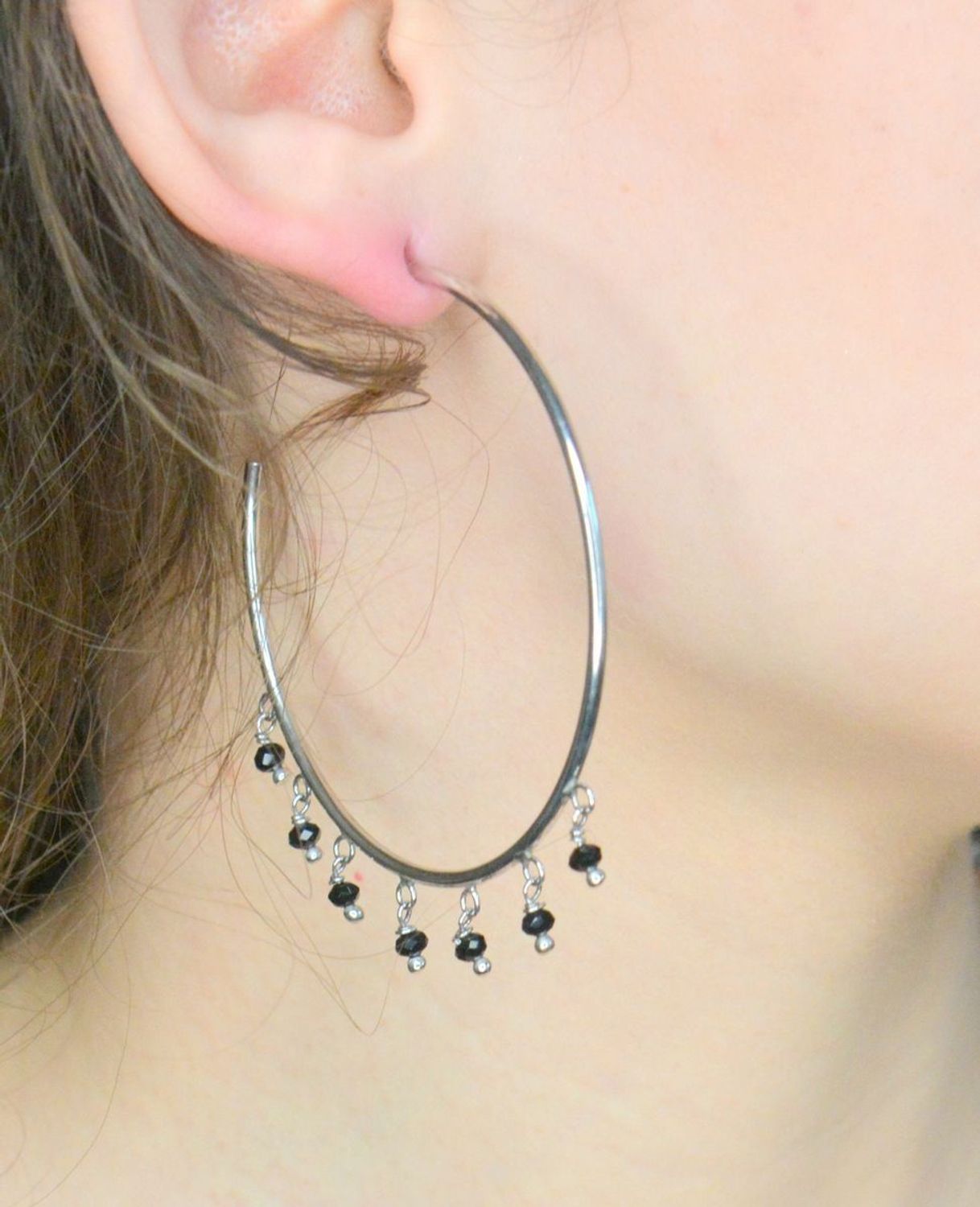 Srebrne kolczyki koła damskie 925 z czarnymi koralikami 6 cm. Kolczyki koła klasyczne o gładkiej powierzchni z zawieszkami w formie czarnych koralików. Kolczyki duże koła. 1.jpg