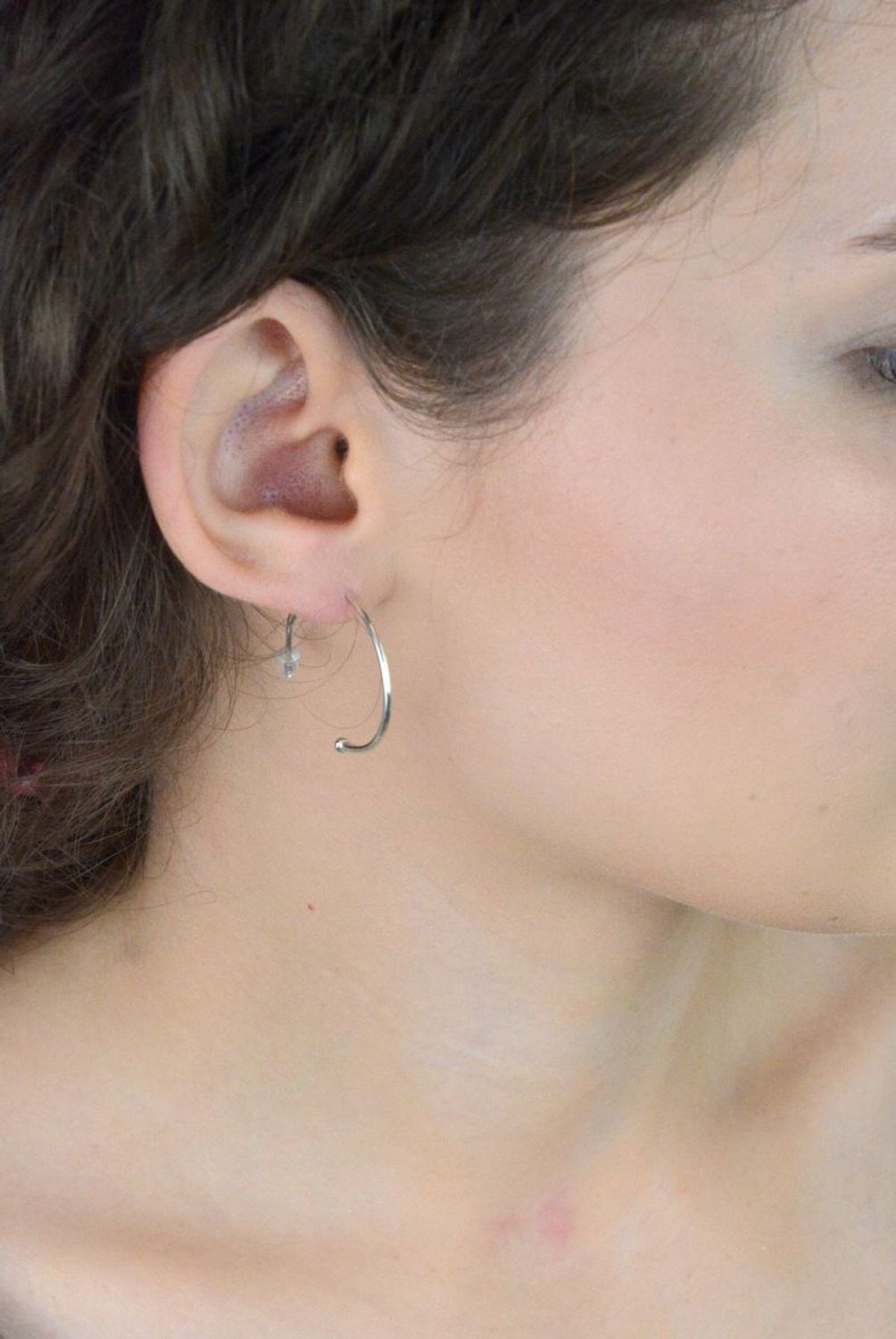 Kolczyki półkoła DIA-KLC-8518-925 – srebro próby 925, długość 2,7 cm, szerokość 1 mm, waga 2,05 g. Idealna baza na charmsy i zawieszki. Zapięcie na sztyft. Stwórz własny styl!11.jpg