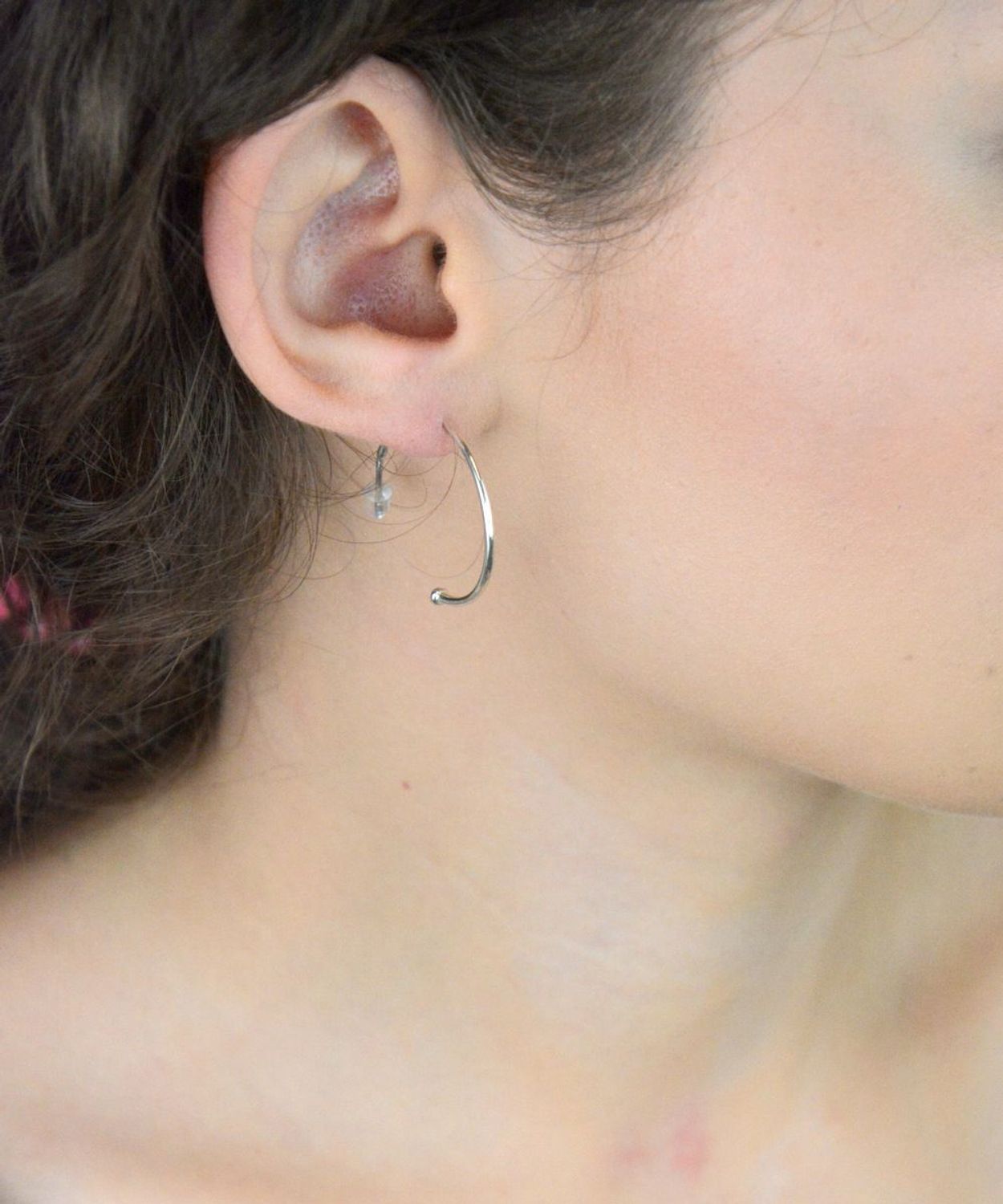 Kolczyki półkoła DIA-KLC-8518-925 – srebro próby 925, długość 2,7 cm, szerokość 1 mm, waga 2,05 g. Idealna baza na charmsy i zawieszki. Zapięcie na sztyft. Stwórz własny styl!11.jpg