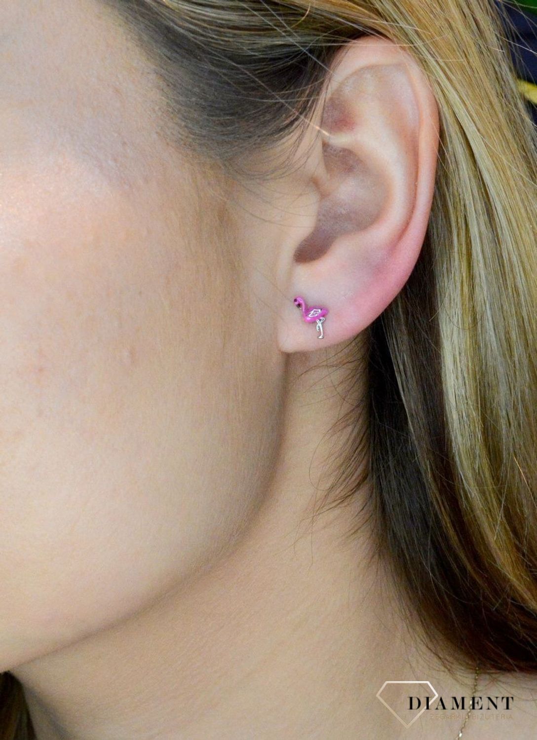 Srebrne kolczyki dziecięce różowe flamingi DIA-KLC-8538-925. Te małe kolczyki dzięki klasycznemu zapięciu na sztyft i praktycznemu wzorowi będą idealną biżuterią dla małej miłośniczki bajek i świecidełek. Kolczyki idealne dla.jpg